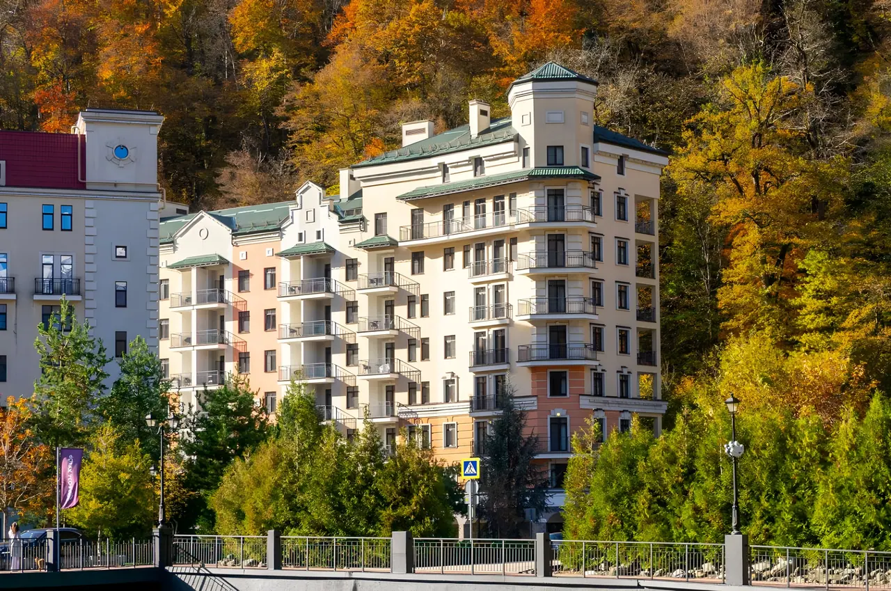 Корпус осенью, вид с набережной