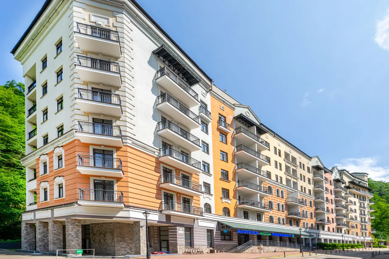 Корпус Valset Premium летом, аркада первого этажа